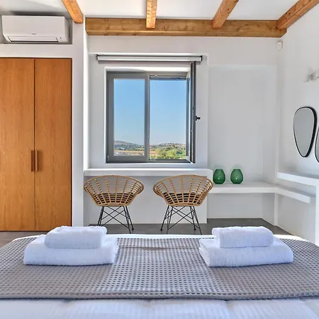 Zamira * Isterni (Paros)